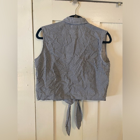 Cropped Button-Up Tank - Picture 3 of 3